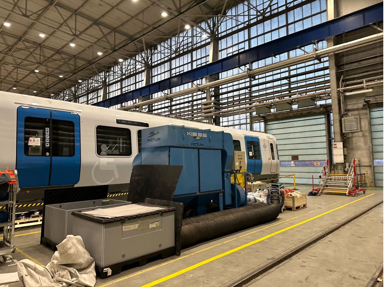 Mobile Strahlanlage von PICTUM am Schienenfahrzeug